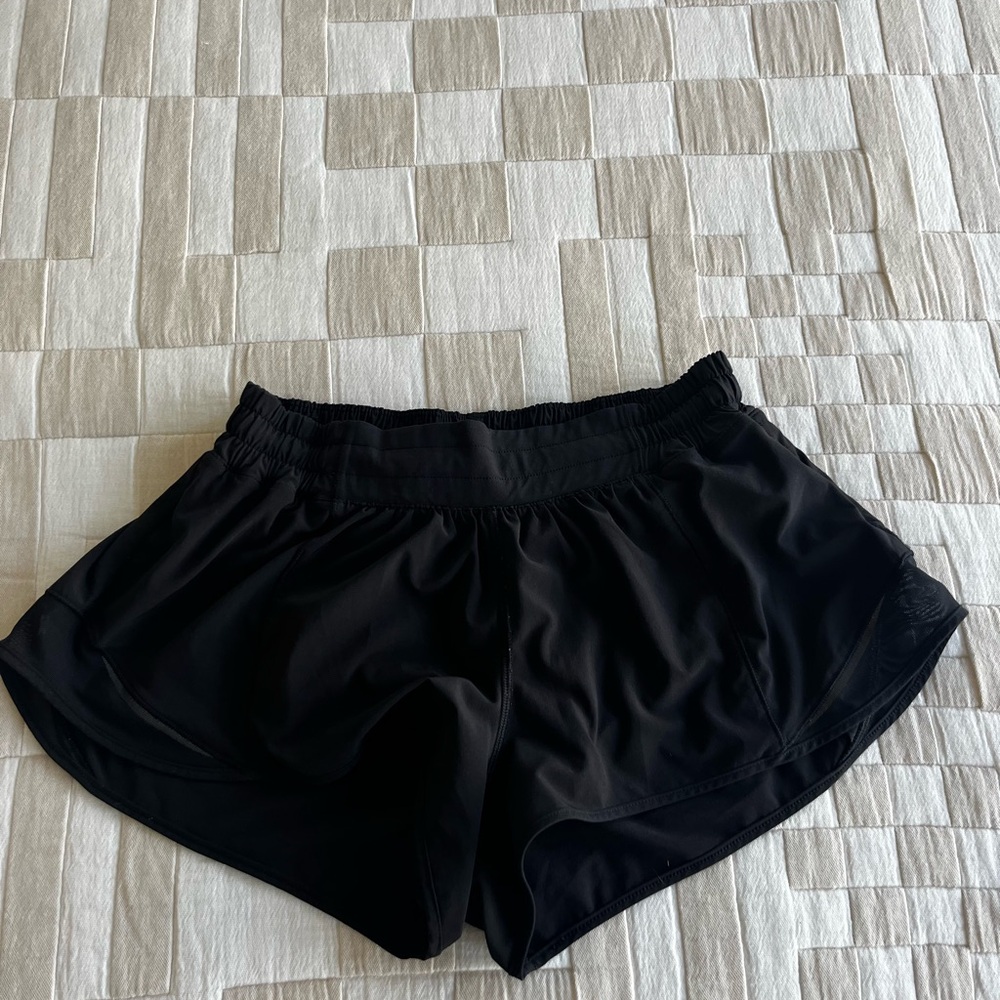 Lululemon hotty hot LR short 2.5" Lined BLK size 6